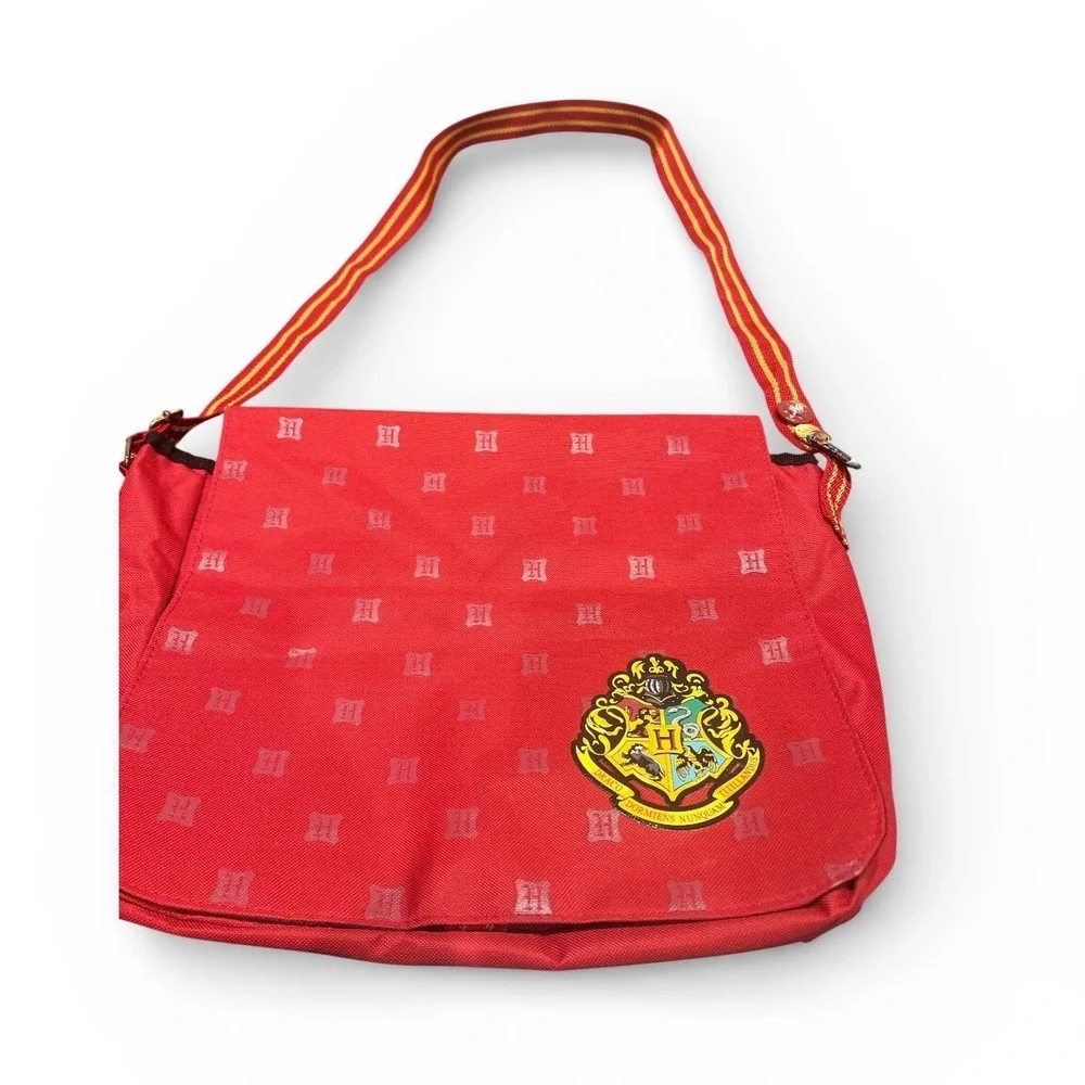 Harry Potter Hogwarts Crest Red Messenger‎ Bag Satchel Gryffindor Pins Monogram